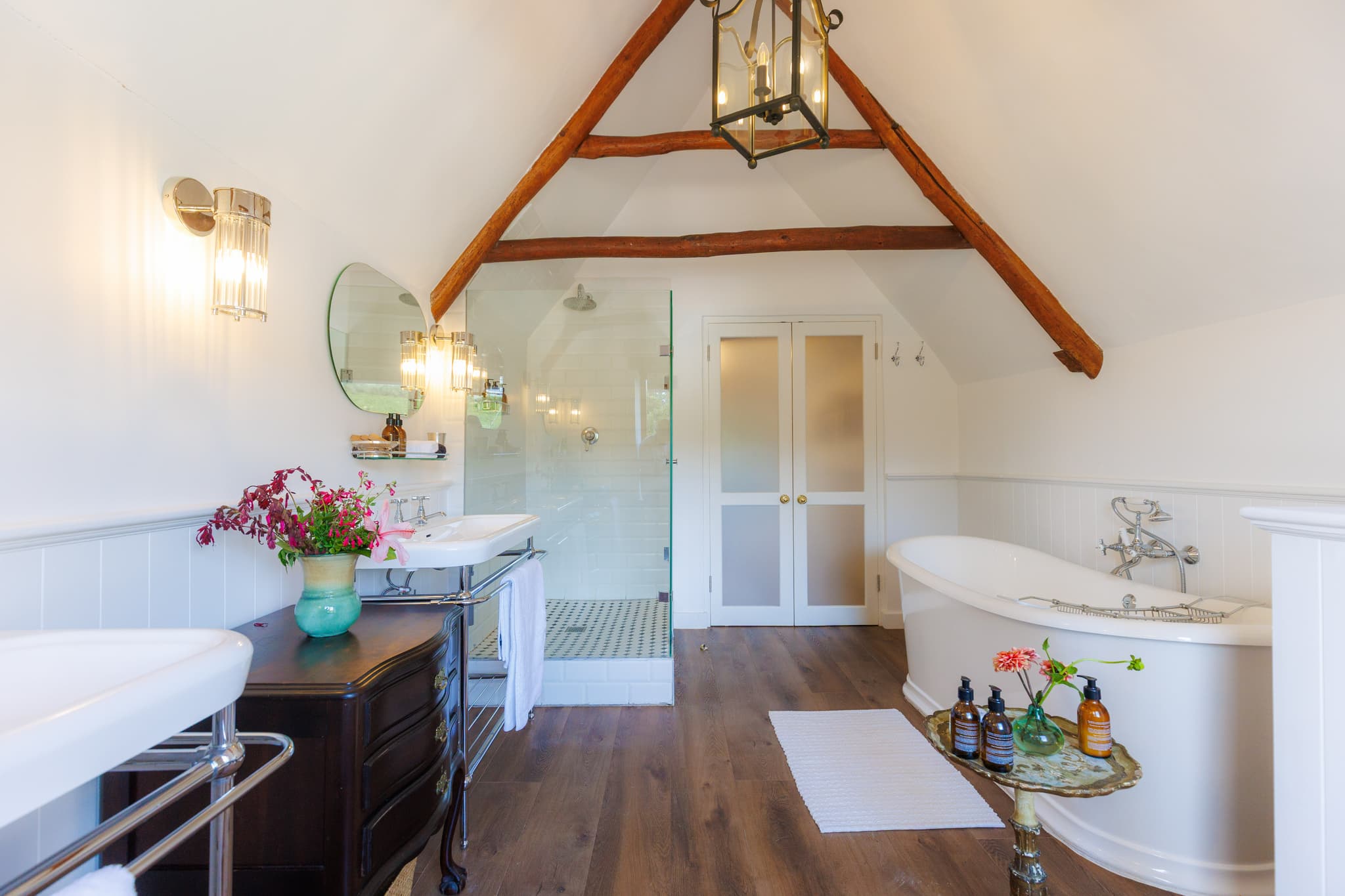 Hydrangea Room - Master bedroom with garden views - Image 5 of 7