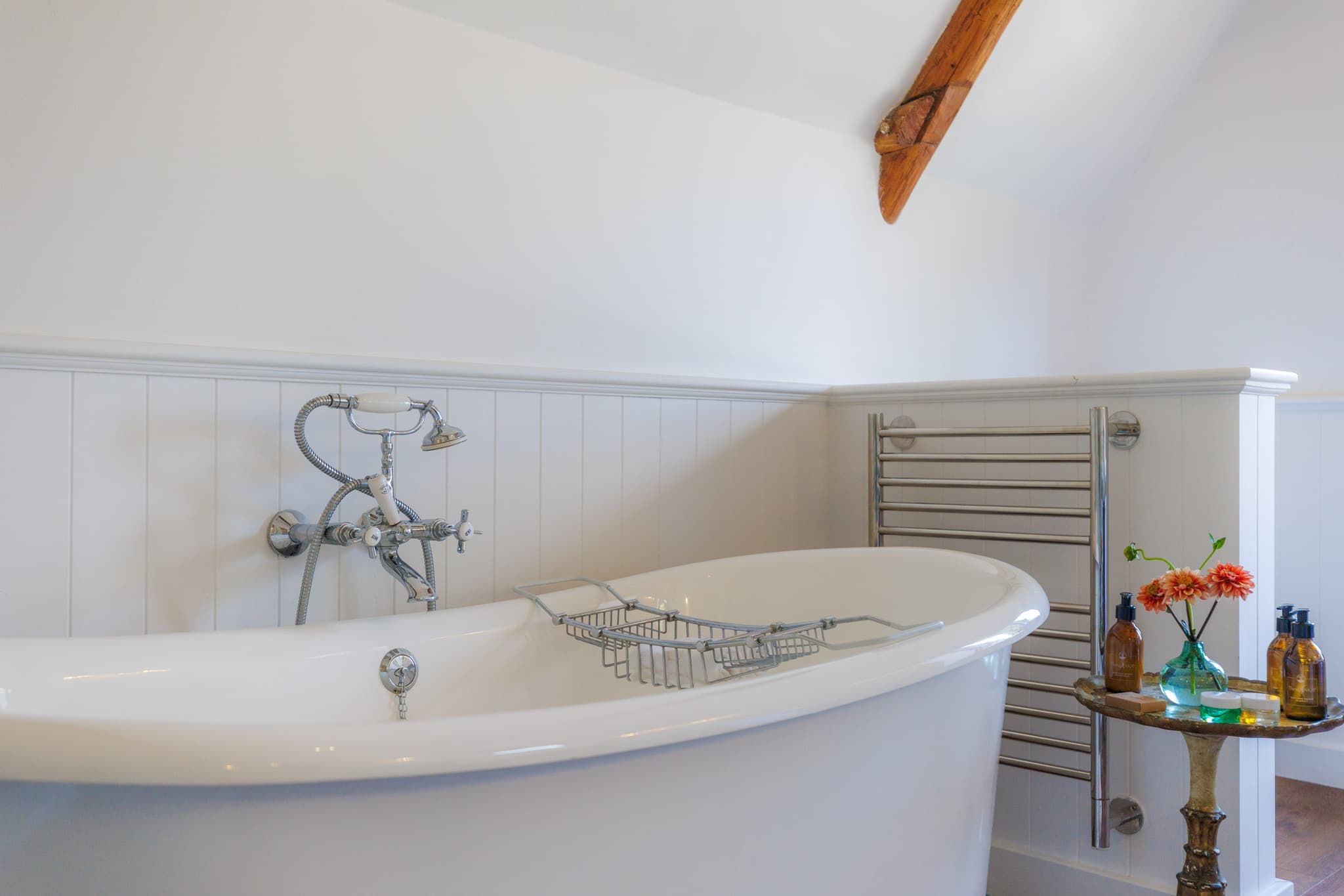 Hydrangea Room - Master bedroom with garden views - Image 7 of 7