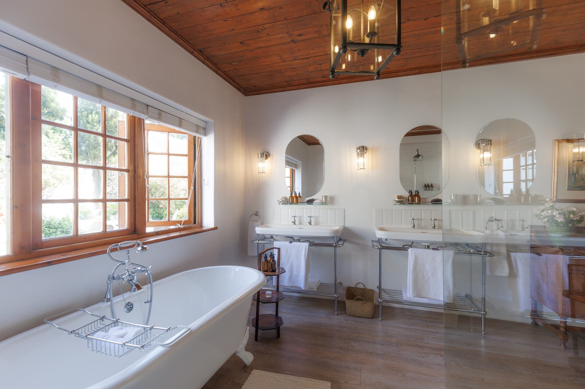 Rose Room - Bedroom with garden views - Image 6 of 6