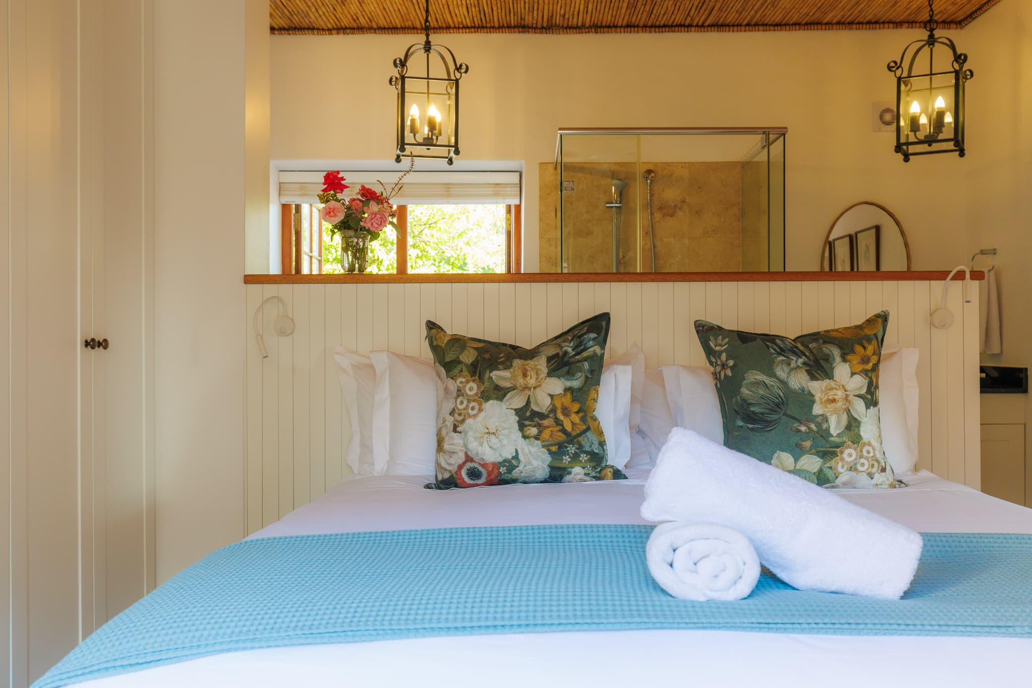 Lavender Room - Cottage bedroom with lawn views - Image 2 of 5