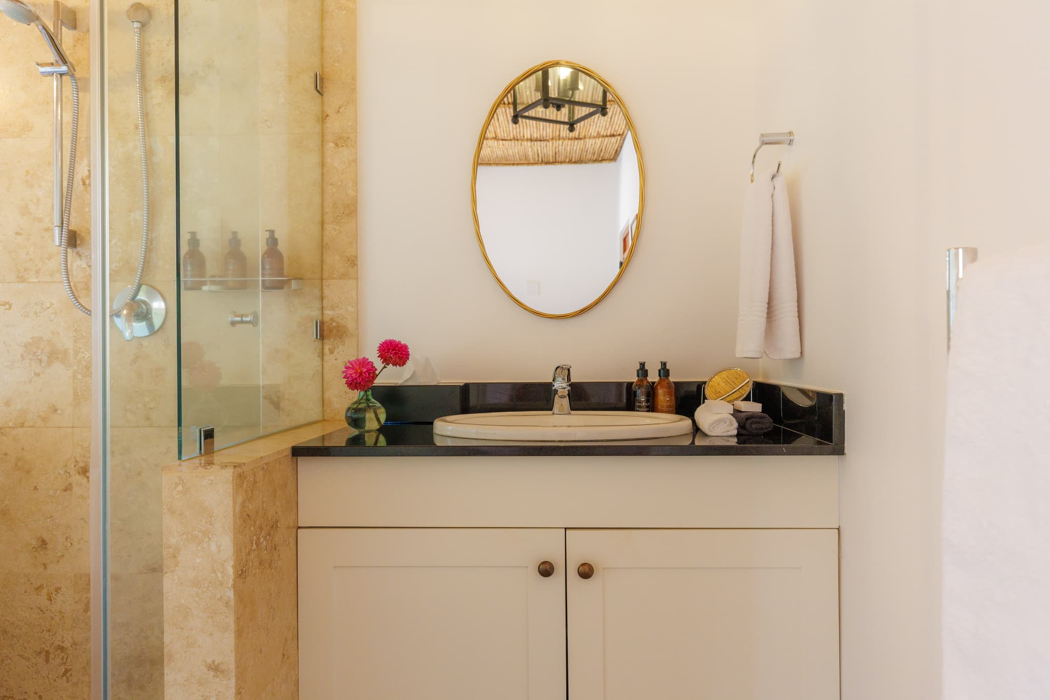 Lavender Room - Cottage bedroom with lawn views - Image 4 of 5