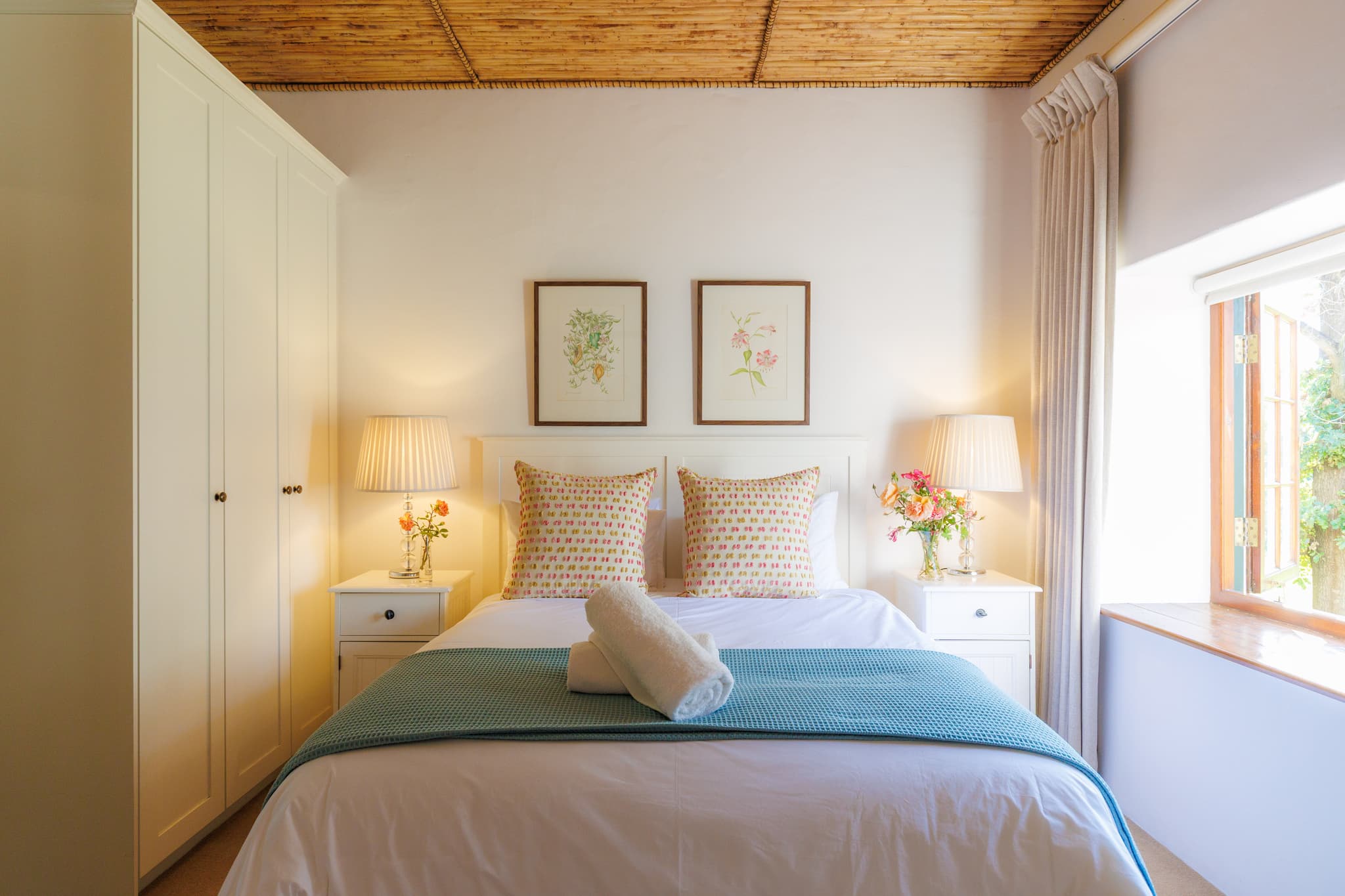 Camellia Room - Cottage bedroom with lawn views - Image 1 of 4