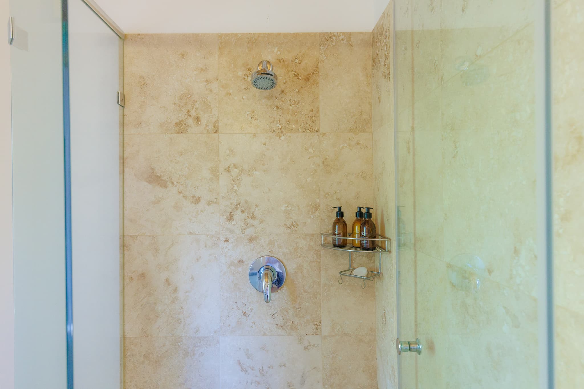 Camellia Room - Cottage bedroom with lawn views - Image 4 of 4