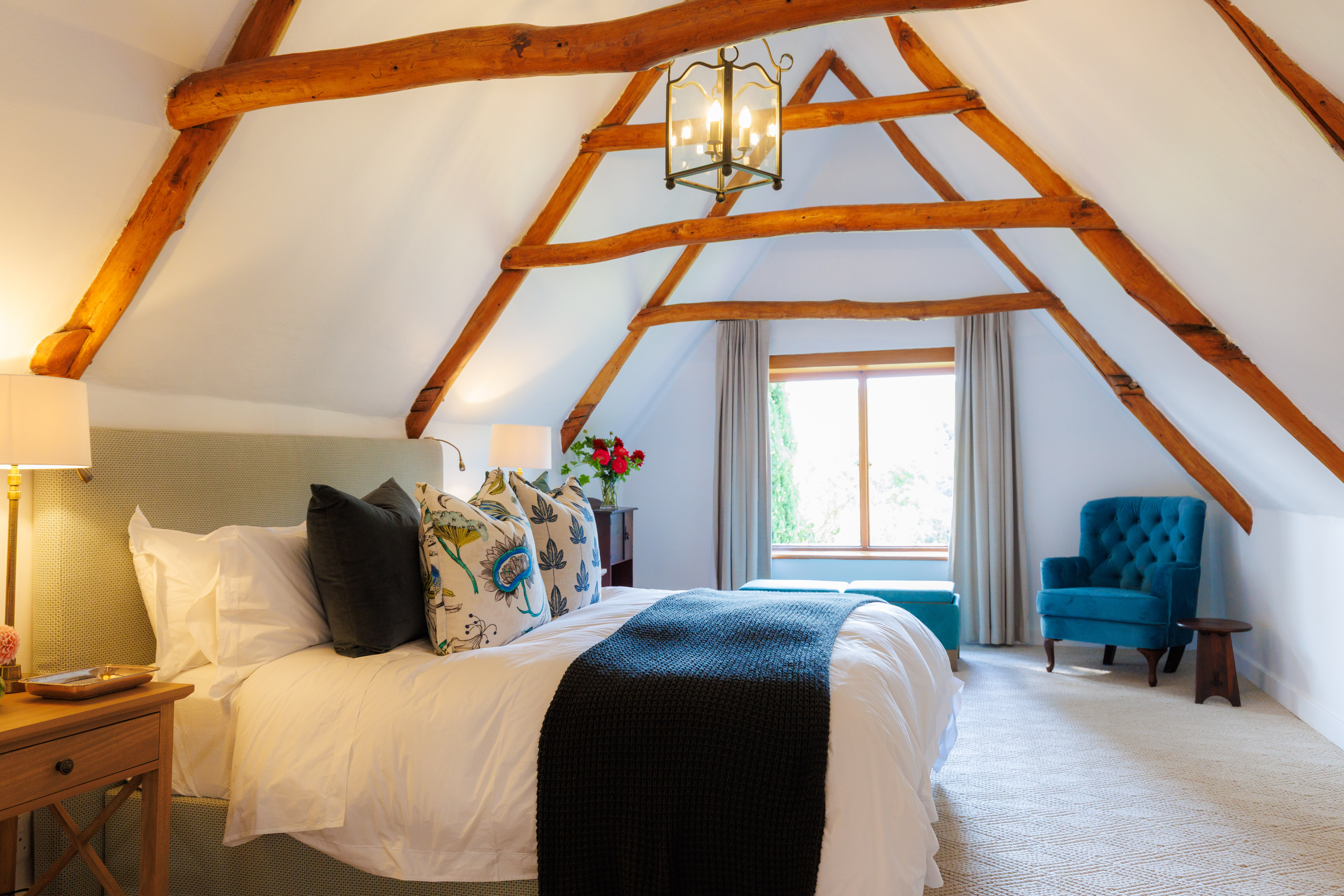 Hydrangea Room - Master bedroom with garden views - Image 1 of 7